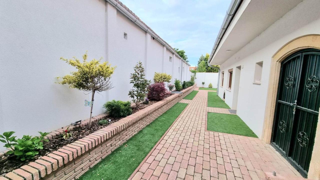 Апартаменты Becsi Kapu Apartman Вац Экстерьер фото
