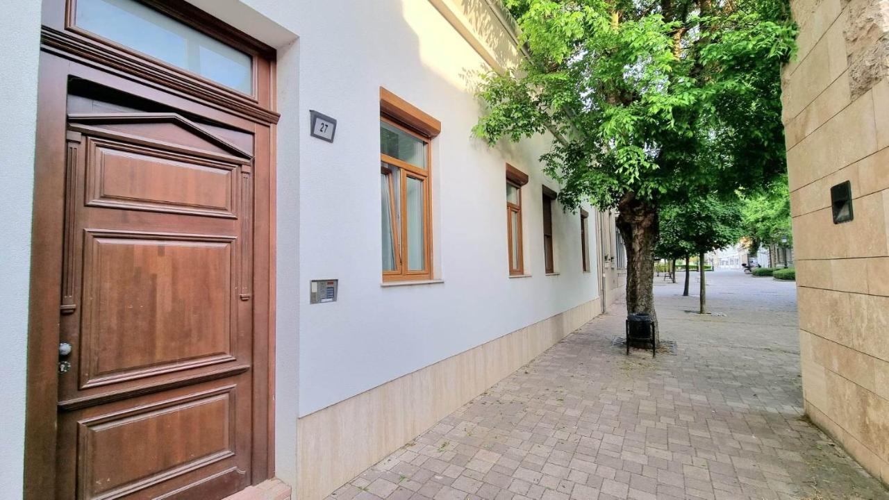 Апартаменты Becsi Kapu Apartman Вац Экстерьер фото